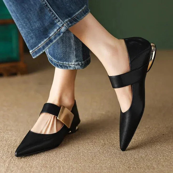 סנדל מעוצב עם שפיץ ועיטור יוקרתי ללוק נשי מרשים