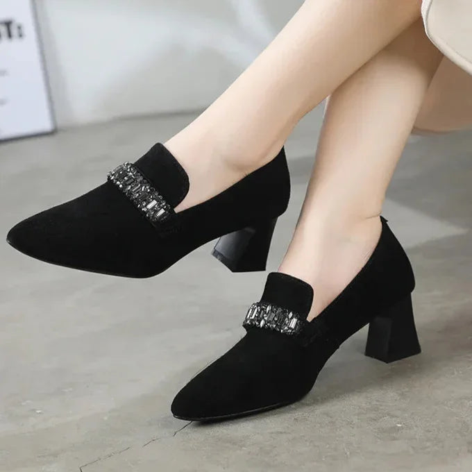 נעל איטלקית בגימור זמש מקורי להופעה אלגנטית ולהופעה של אישה עם נוכחות עוצמתית