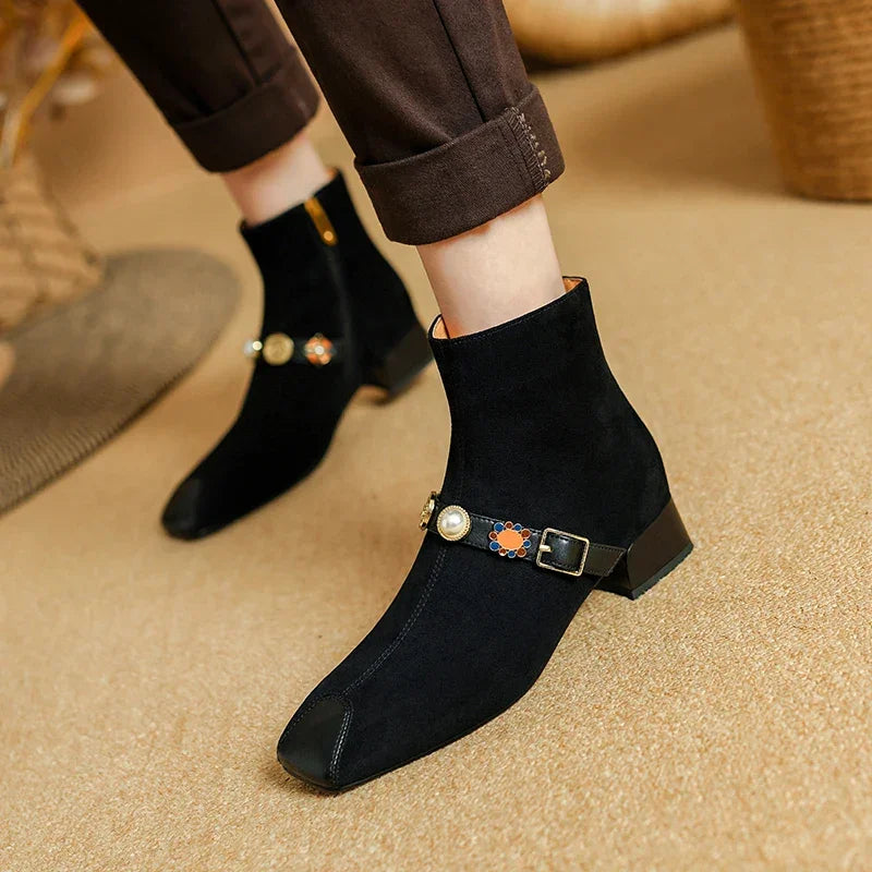 מגפון זמש היסטרי בגימור תכשיט מעוצב ללוק של ערב נוצץ וללוק של אישה מנצחת