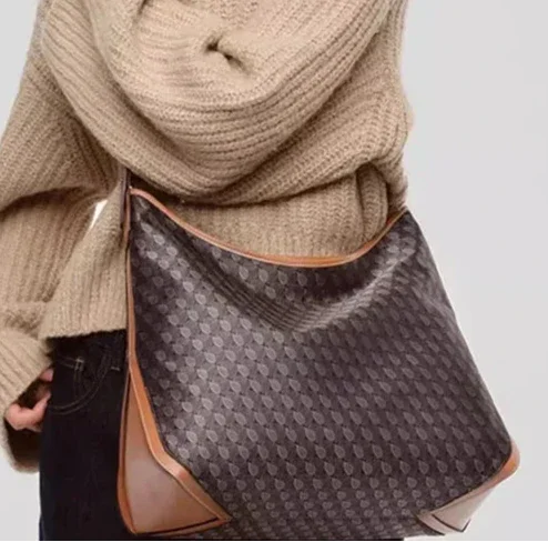 תיק עור יוקרתי בגיזרה נשית אלגנטית ואופנתיתמחולק לתאים נפרדים להופעה מקסימה