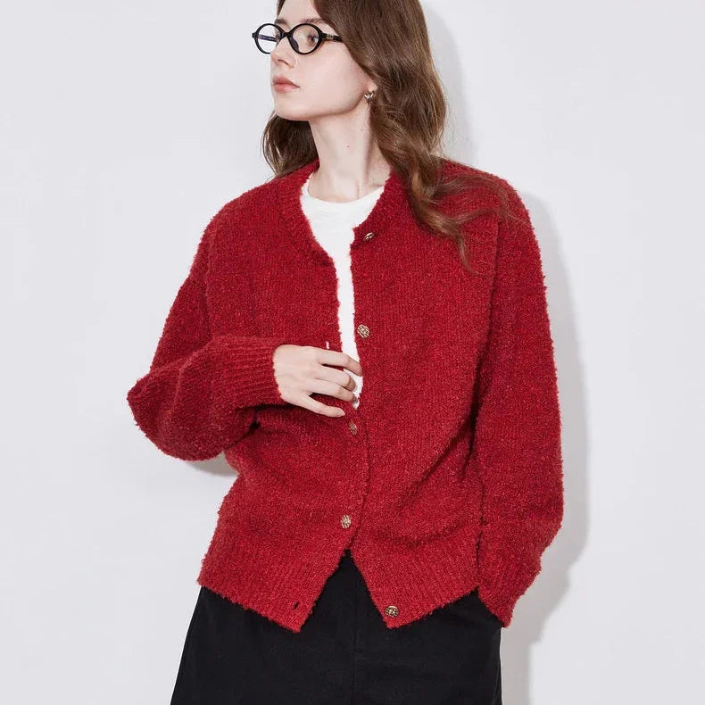 עליונית חורפית בגימור כפתורים אופנתיים ללוק נשי וקרתי ולהופעה מהפנטת