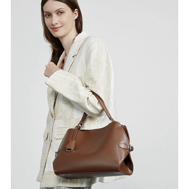 תיק עור מקורי של מעצב איטלקי לנשיאה על הכתף או ביד ללוק נשי חזק