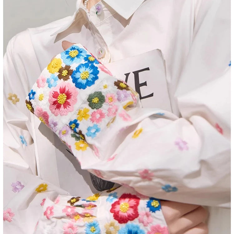 מכופתרת אוברסייז לבנה בגימור רקמת פרחים אביבית משגעת ללוק נשי כובש