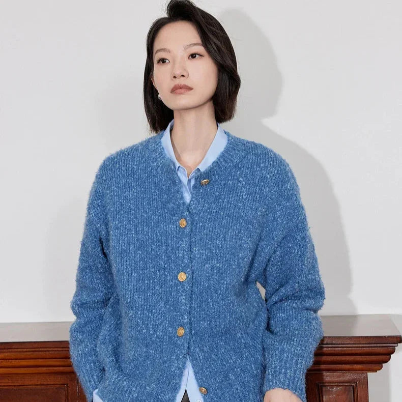 עליונית חורפית בגימור כפתורים אופנתיים ללוק נשי וקרתי ולהופעה מהפנטת