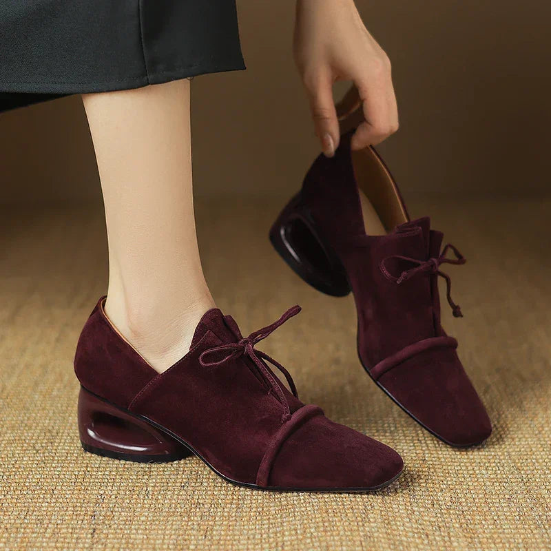 מוקסין זמש של מעצב ספרדי בחיתוך נשי מעוצב להופעה נשית מרתקת