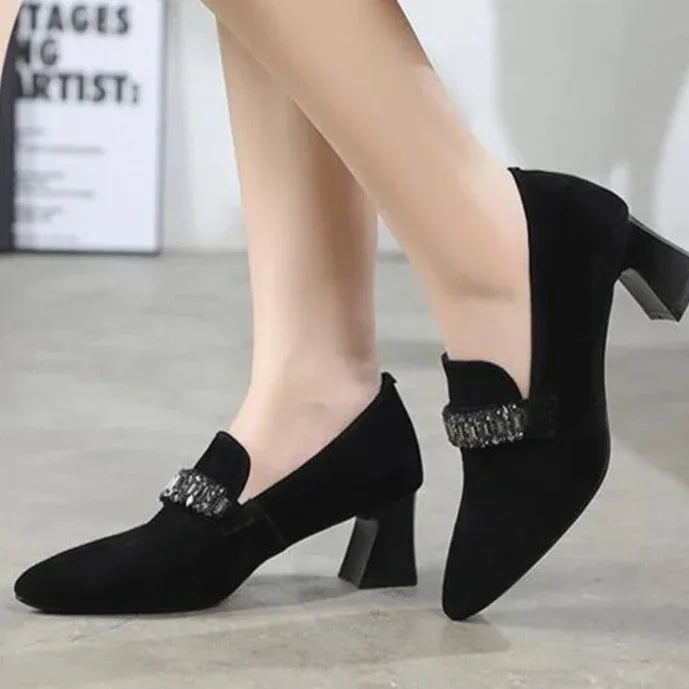 נעל איטלקית בגימור זמש מקורי להופעה אלגנטית ולהופעה של אישה עם נוכחות עוצמתית