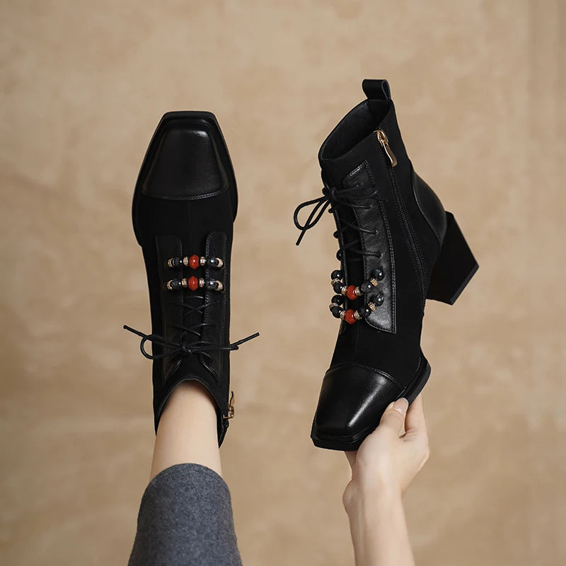 מגפון עור מטריף מאיטליה בשילוב חרוזים אתניים ללוק של אישה סוחפת