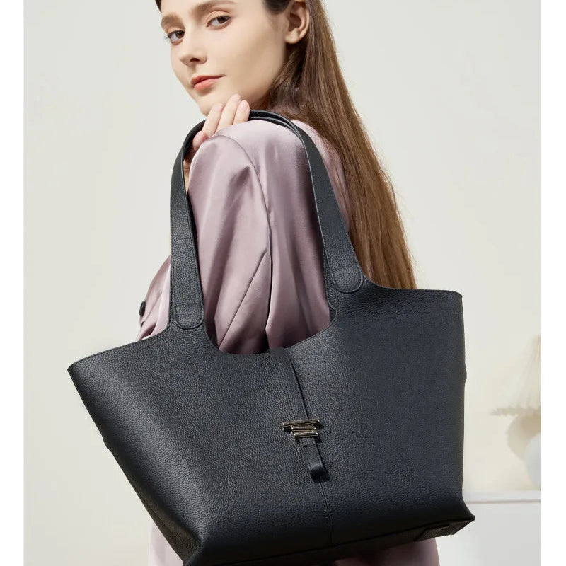 תיק עור מהמם בגימור נשי יוקרתי להופעה של אישה שמשדרת ביטחון