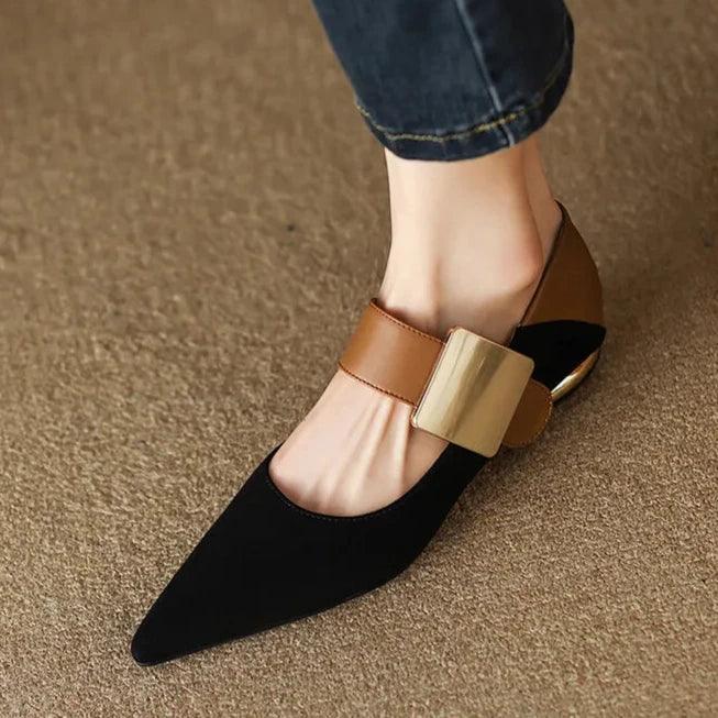 סנדל מעוצב עם שפיץ ועיטור יוקרתי ללוק נשי מרשים