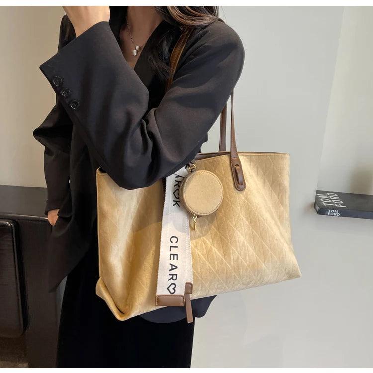 תיק זמש איטלקי בגימור לולאות אופנתיות ללוק טרנדי לאישה שרוצה לתת הופעה רותחת