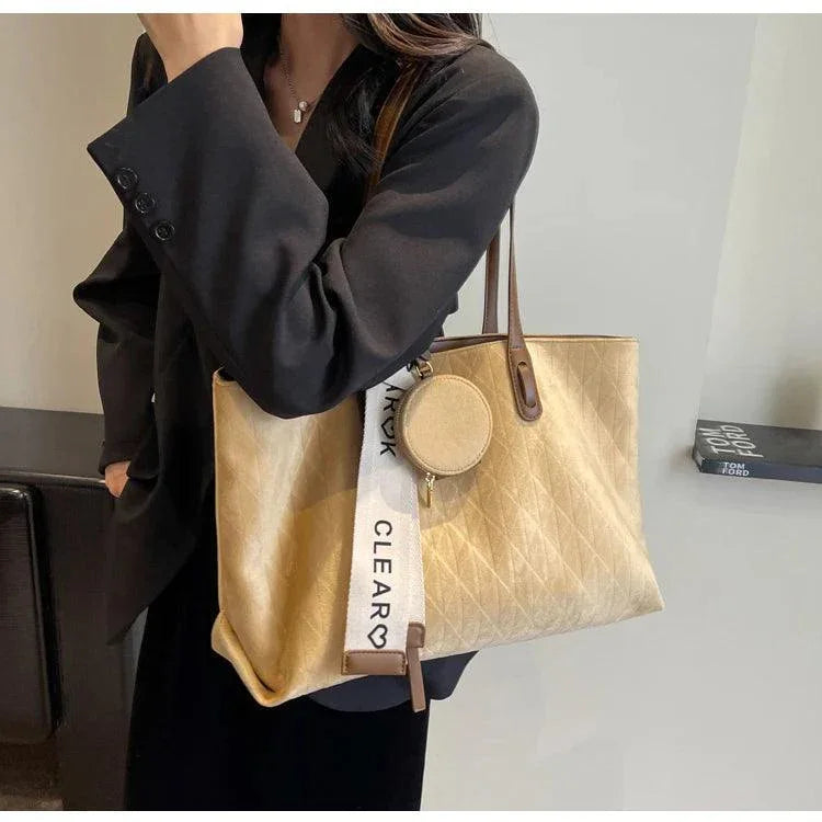 תיק זמש איטלקי בגימור לולאות אופנתיות ללוק טרנדי לאישה שרוצה לתת הופעה רותחת