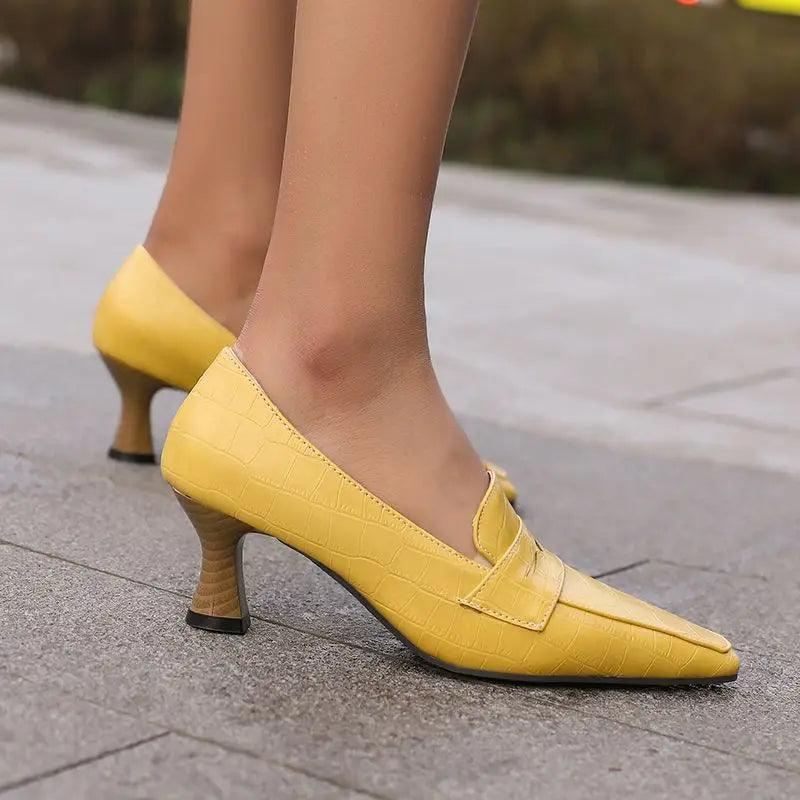 נעלי עקב רטרו מדליקות בגימור נשי מנוחש להופעה מרהיבה וללוק מכובד ויוקרתי - לה איסלה: אופנה וחזיות פרימיום