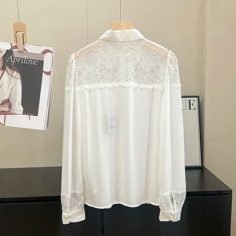 חולצה מכופתרת בסיגנון רך ומזמין בשילוב תחרה להופעה נשית כריזמתית