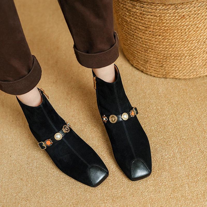 מגפון זמש היסטרי בגימור תכשיט מעוצב ללוק של ערב נוצץ וללוק של אישה מנצחת