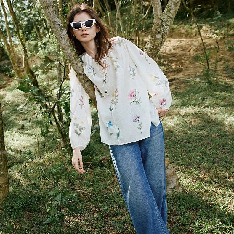 חולצת אוברסייז של מעצב איטלקי בגימור רומנטי ופרחוני ללוק של אישה עדינה