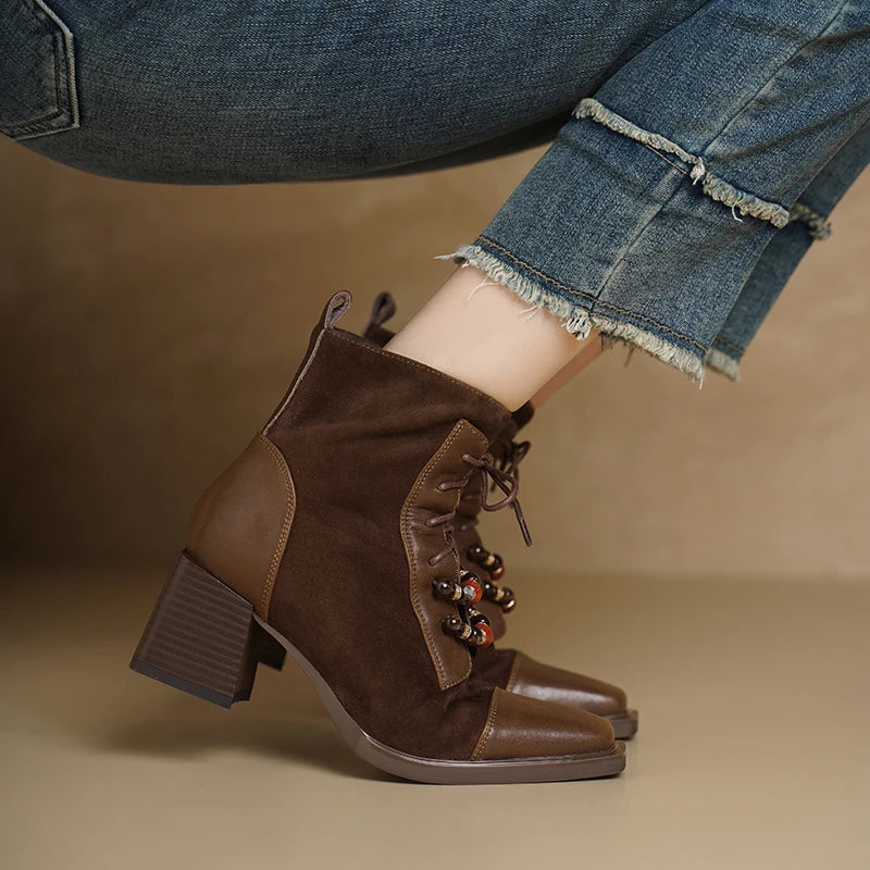 מגפון עור מטריף מאיטליה בשילוב חרוזים אתניים ללוק של אישה סוחפת