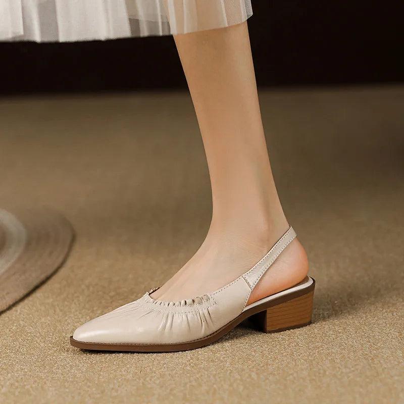 סנדל שפיץ של מעצב מברצלונה בגימור עקב עגול וייחודי ללוק של אישה משפיעה - לה איסלה: אופנה וחזיות פרימיום