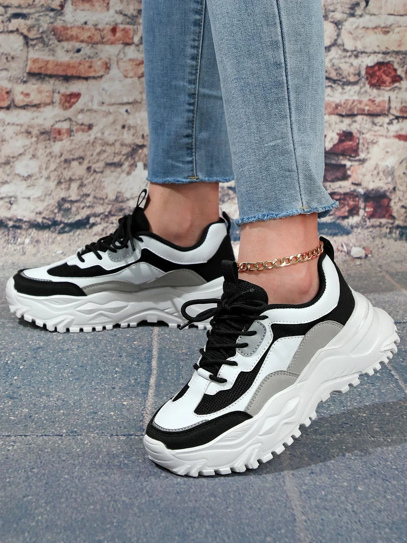 סניקרס פלטפורמה מרהיבות של מעצב איטלקי בגימור צבעוני מסקרן להופעה ממגנטת