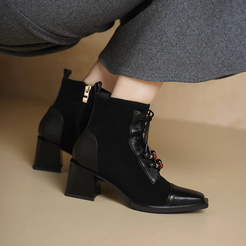 מגפון עור מטריף מאיטליה בשילוב חרוזים אתניים ללוק של אישה סוחפת