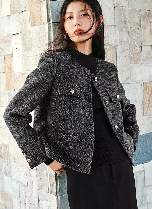 מעיל אנגורה מהפנט של מעצב בגימור כפתורי ללוק נשי מרהיב