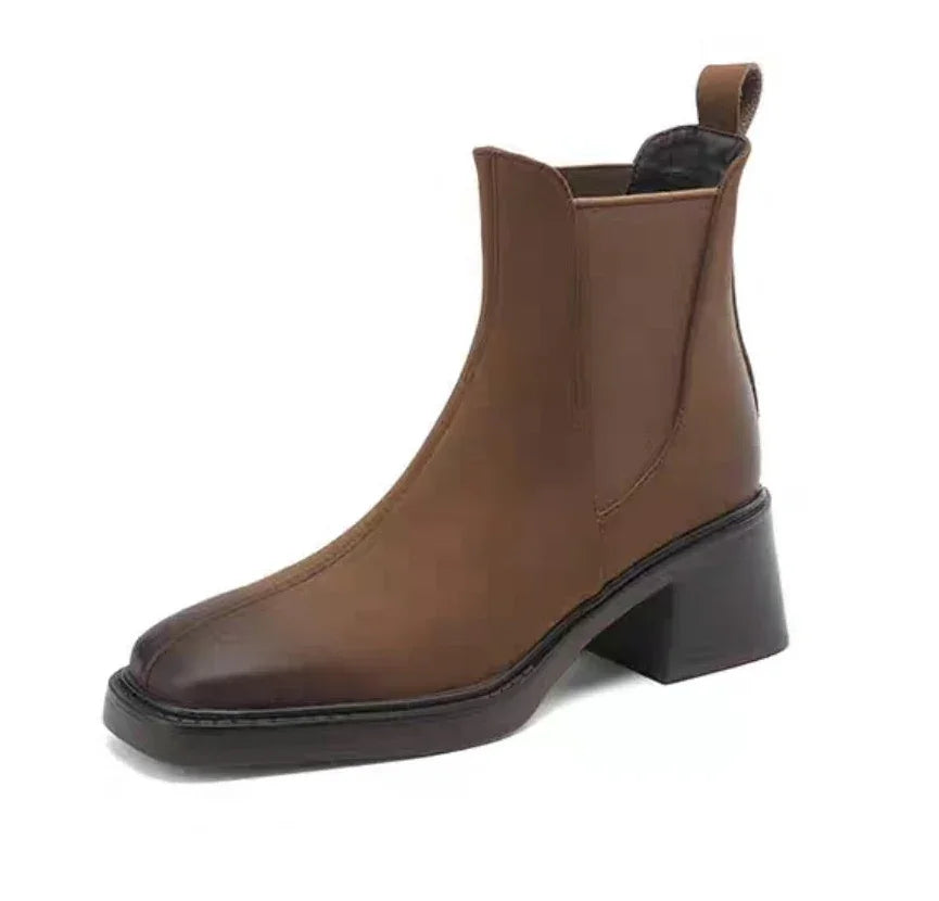 מגפון זמש איכותי בגימור נשי מ-ש-ג-ע להופעה מרשימה ממילאנו לאישה עוצמתית במיוחד