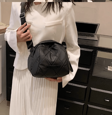 תיק אישי ליציאות בשיק מרהיב ללוק נשי טרנדי לאישה שרוצה להיות בקדמת הבמה