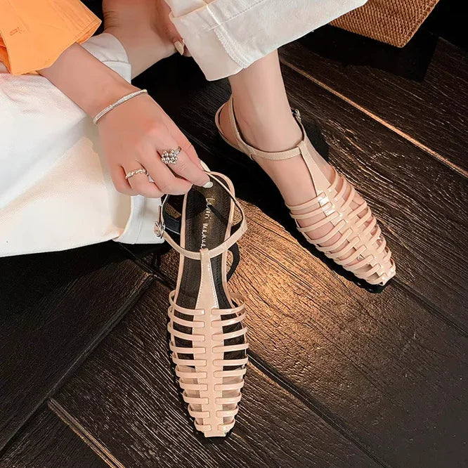 סנדל גלדיאטור בסגנון וינטאג' מרשים להופעה נשית ייחודית וללוק בלתי נשכח שלך