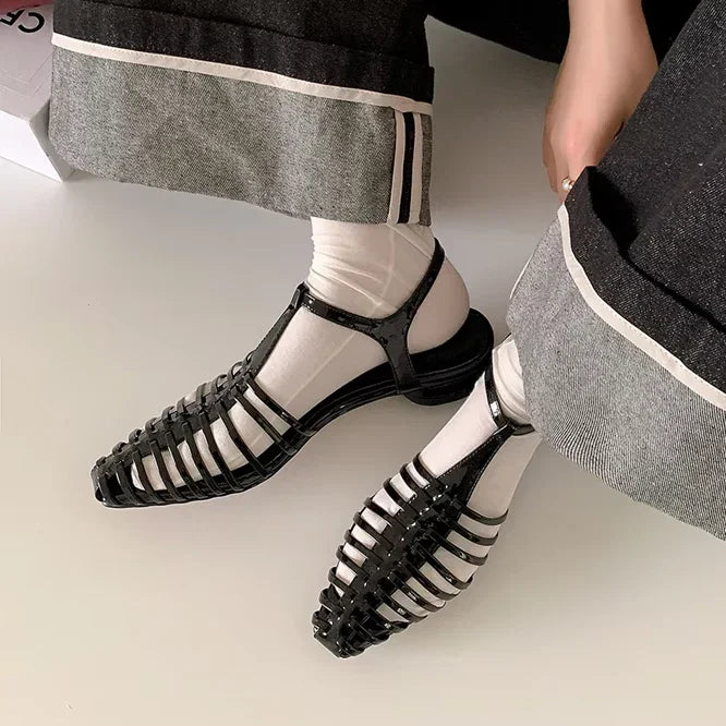 סנדל גלדיאטור בסגנון וינטאג' מרשים להופעה נשית ייחודית וללוק בלתי נשכח שלך