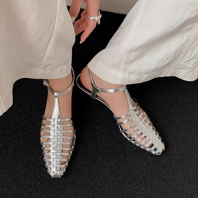 סנדל גלדיאטור בסגנון וינטאג' מרשים להופעה נשית ייחודית וללוק בלתי נשכח שלך