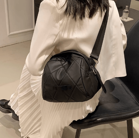 תיק אישי ליציאות בשיק מרהיב ללוק נשי טרנדי לאישה שרוצה להיות בקדמת הבמה