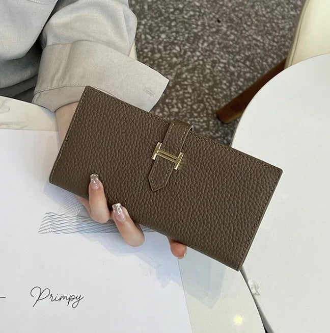 ארנק עור מקורי בגימור איטלקי קליל ודק להופעה נשית יוקרתית ובחלוקה נבונה של תאים