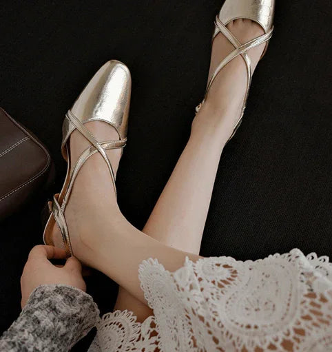 נעל בובה בגימור בלרינה עם אפשרות לתמיכת רצועה או ככפכף להופעה אופנתית עכשווית