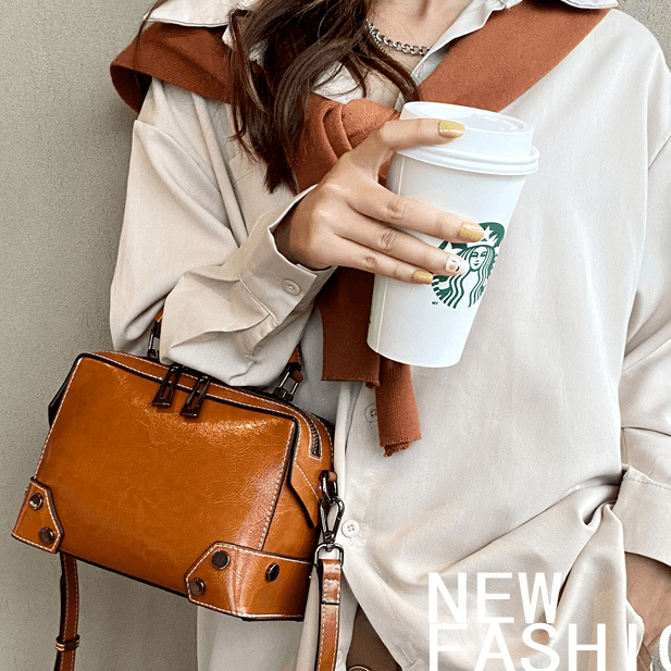 תיק עור מקורי מאיטליה בגיזרה נשית אלגנטית ומרהיבה להופעה שמשלימה לך את הלוק