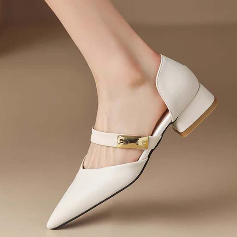 סנדל רטרו מהפנט של מעצב העל האיטלקי בגימור שפיצי עדין ללוק נשי טרנדי