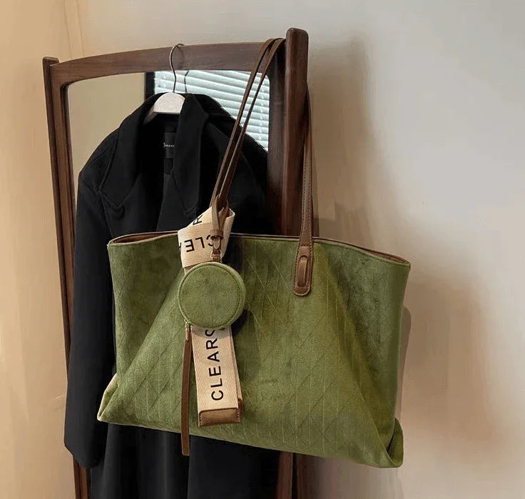 תיק זמש איטלקי בגימור לולאות אופנתיות ללוק טרנדי לאישה שרוצה לתת הופעה רותחת