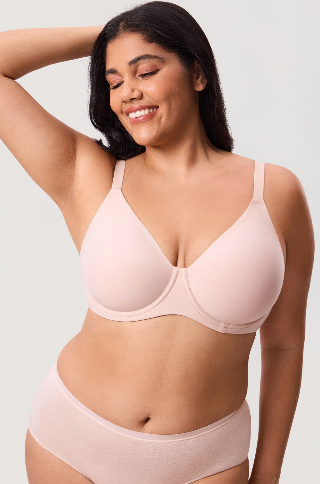 חזיית עצם חלקה ומחטבת למראה טבעי מתחת לבגדים