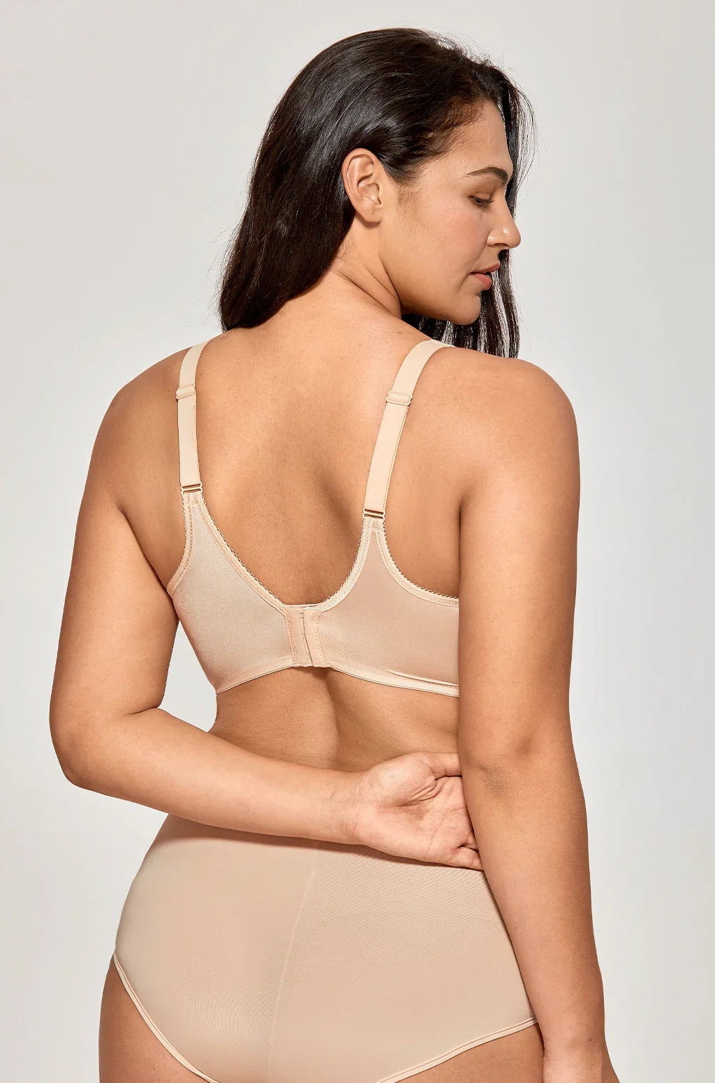 חזיית מינימייזר מרופדת לאחיזה אורטופדית בגב בכיסוי מלא ואפקטיבי