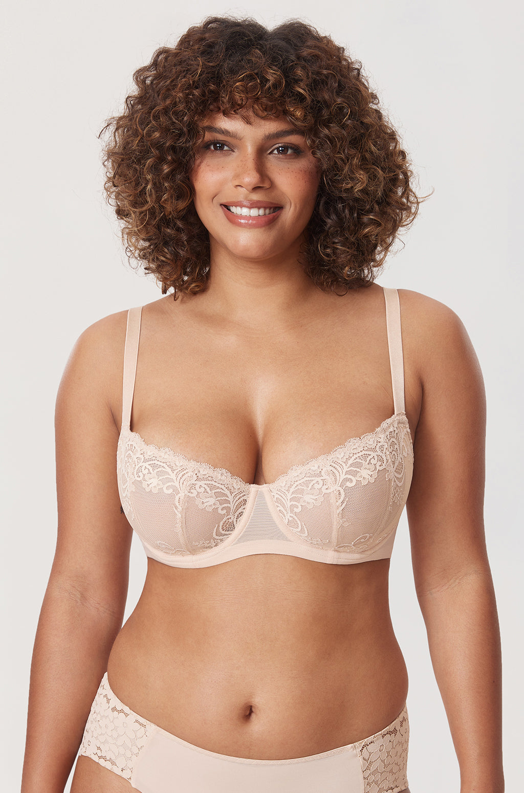 חזיית תחרה ממליאנו בגימור עצם בתמיכה נשית אסטית ללוק יומיומי כבוש