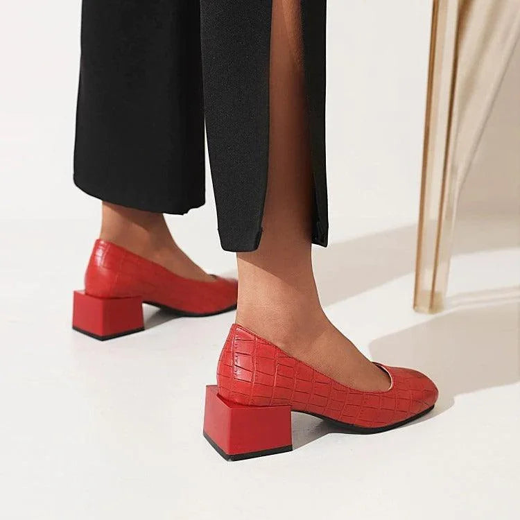 נעלי עקב בגיזרה נשית מתוחכמת בסיגנון רטרו מרהיב להופעה נשית מהפנטת