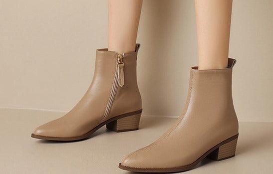 מגפון עור יוקרתי מאיטליה בגימור פרקטי ושימושי להופעה נשית מ-נ-צ-ח-ת