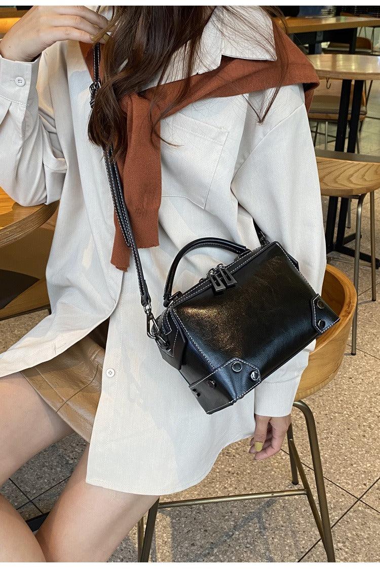 תיק עור מקורי מאיטליה בגיזרה נשית אלגנטית ומרהיבה להופעה שמשלימה לך את הלוק