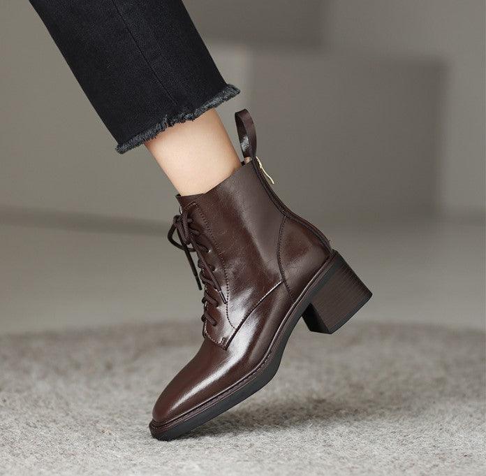 מגף עור מהפנט בגימור נשי אתני ללוק של אישה עצמאית משגשגת