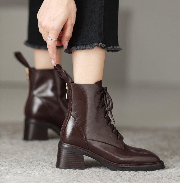 מגף עור מהפנט בגימור נשי אתני ללוק של אישה עצמאית משגשגת