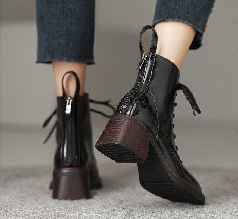 מגף עור מהפנט בגימור נשי אתני ללוק של אישה עצמאית משגשגת