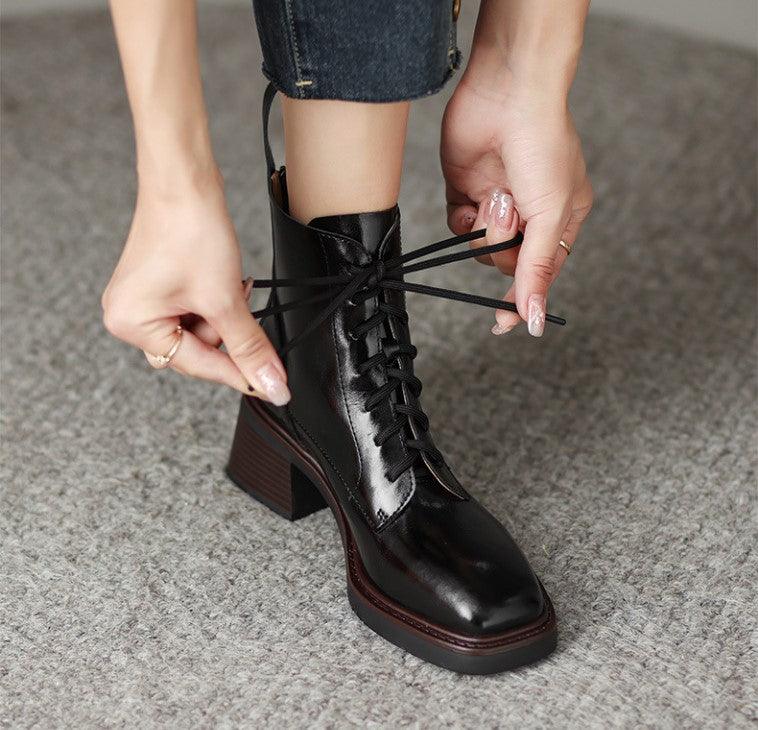 מגף עור מהפנט בגימור נשי אתני ללוק של אישה עצמאית משגשגת