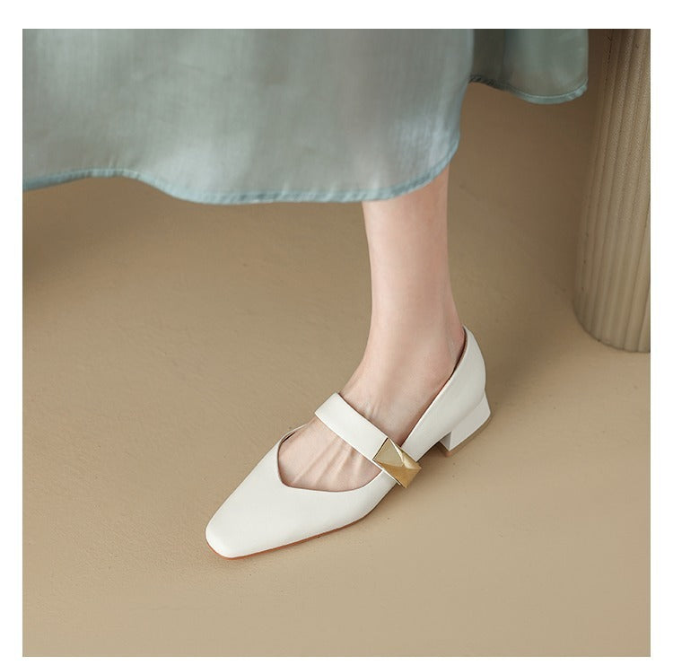 נעלי עקב רטרו מושלמות שאפשר ללכת איתם בשני סיגנונות שונים להופעה נשית מנצחת