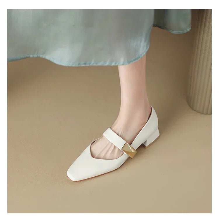 נעלי עקב רטרו מושלמות שאפשר ללכת איתם בשני סיגנונות שונים להופעה נשית מנצחת