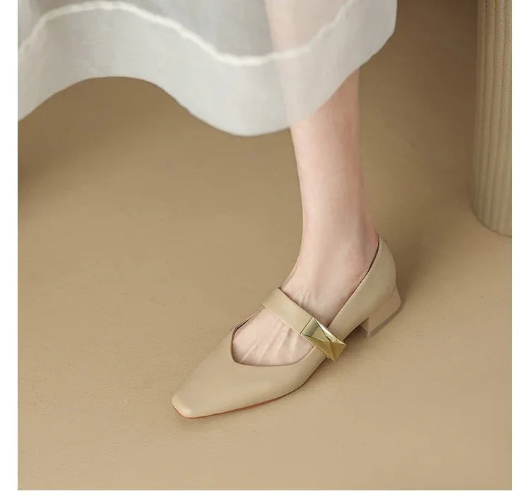 נעלי עקב רטרו מושלמות שאפשר ללכת איתם בשני סיגנונות שונים להופעה נשית מנצחת