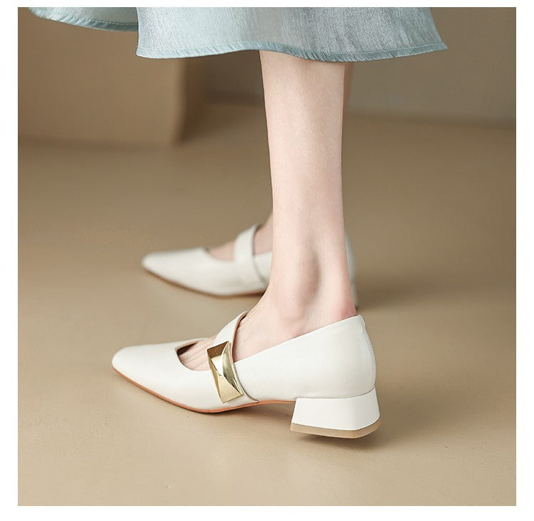 נעלי עקב רטרו מושלמות שאפשר ללכת איתם בשני סיגנונות שונים להופעה נשית מנצחת