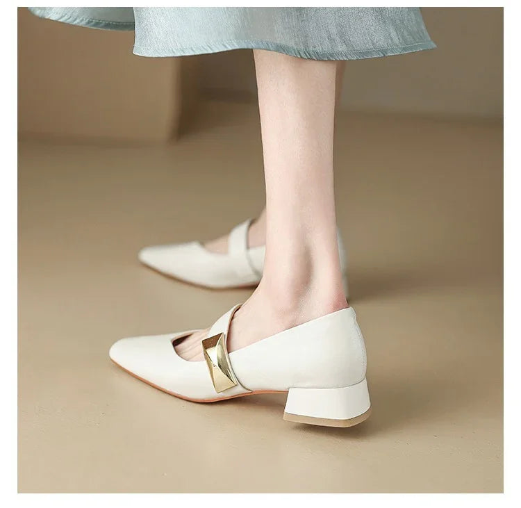 נעלי עקב רטרו מושלמות שאפשר ללכת איתם בשני סיגנונות שונים להופעה נשית מנצחת